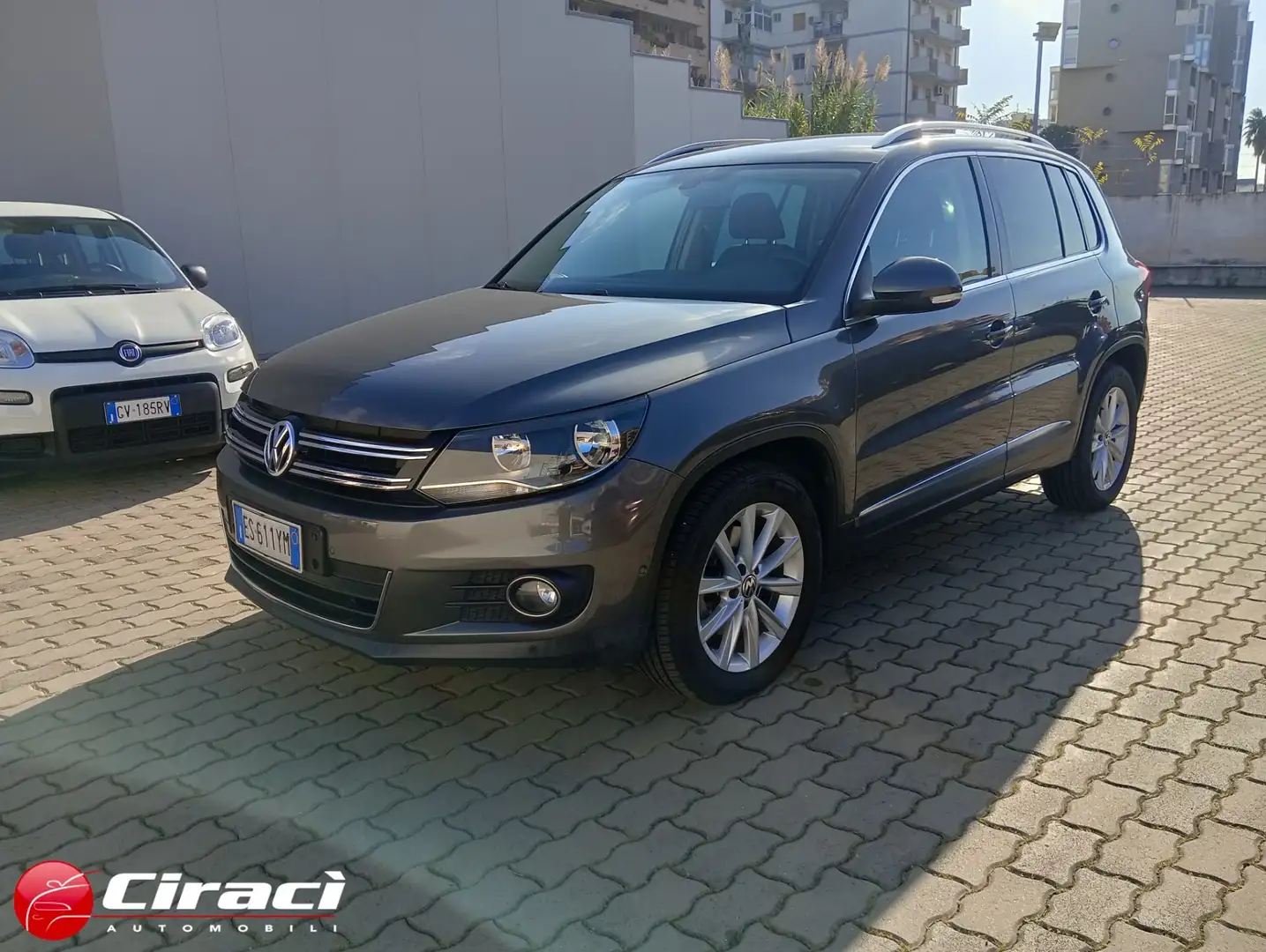 Volkswagen Tiguan Tiguan 2.0 TDI 110 CV Sport & Style BlueMotion Tec Grigio - 2