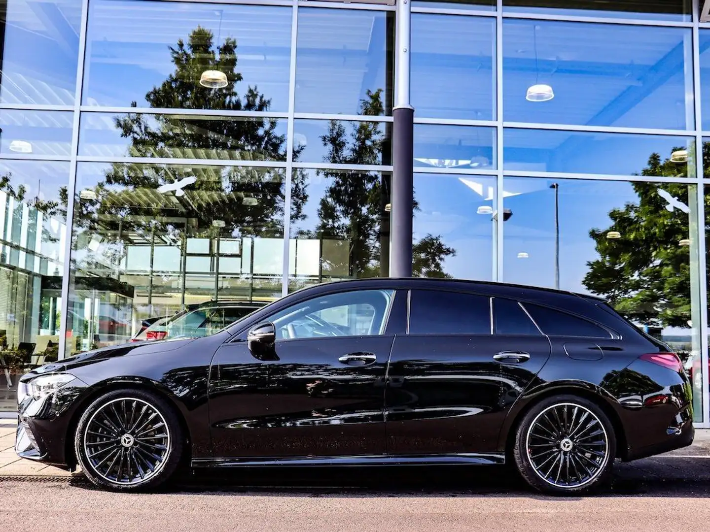 Mercedes-Benz CLA 250 4M SB AMG PremiumPlus/Fahrassis/AHK Černá - 2