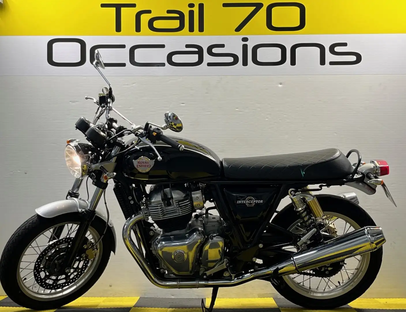 Royal Enfield Interceptor Black - 2