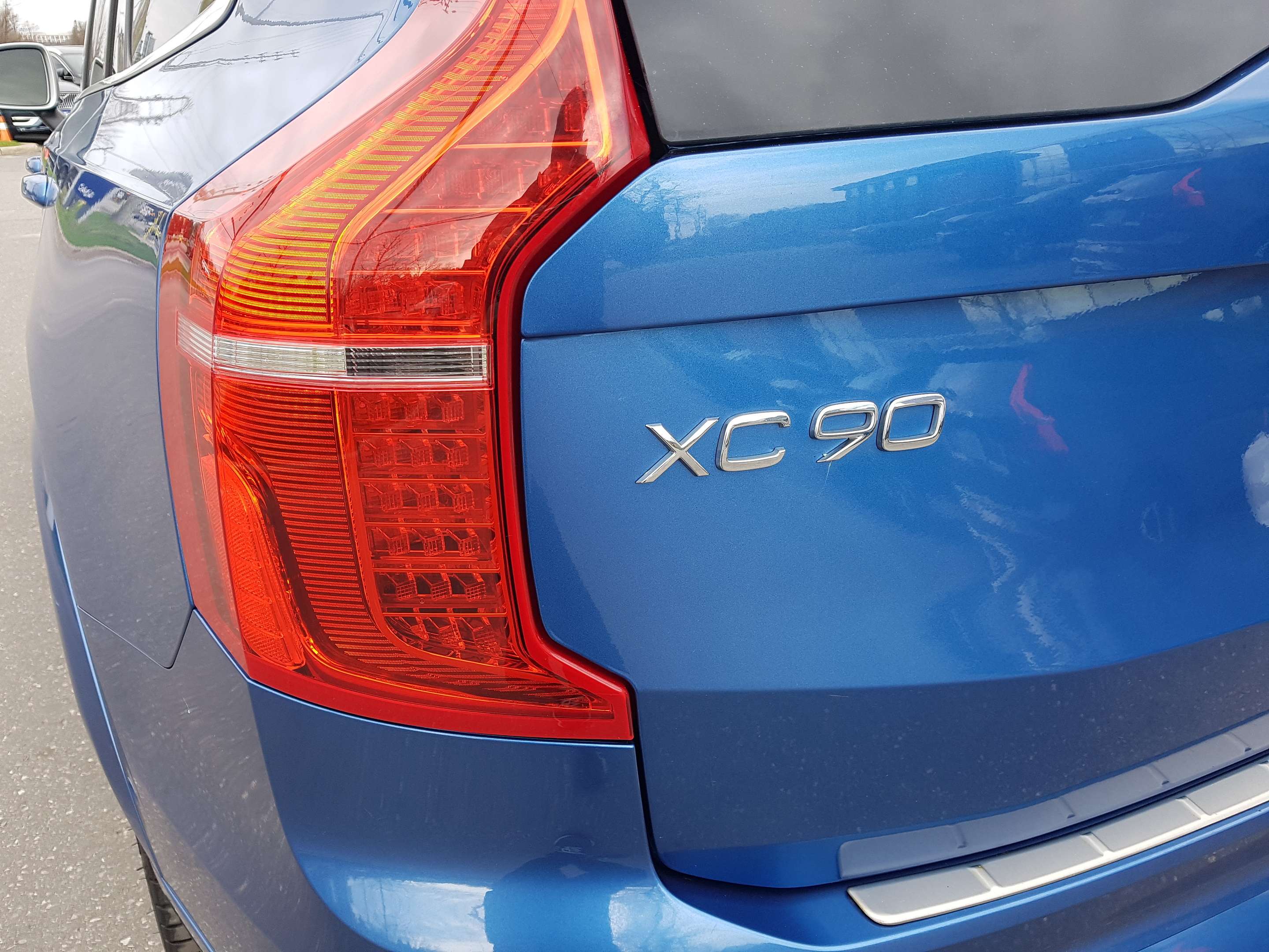 2018 Volvo XC90 T6 AWD R-Design thumb 9