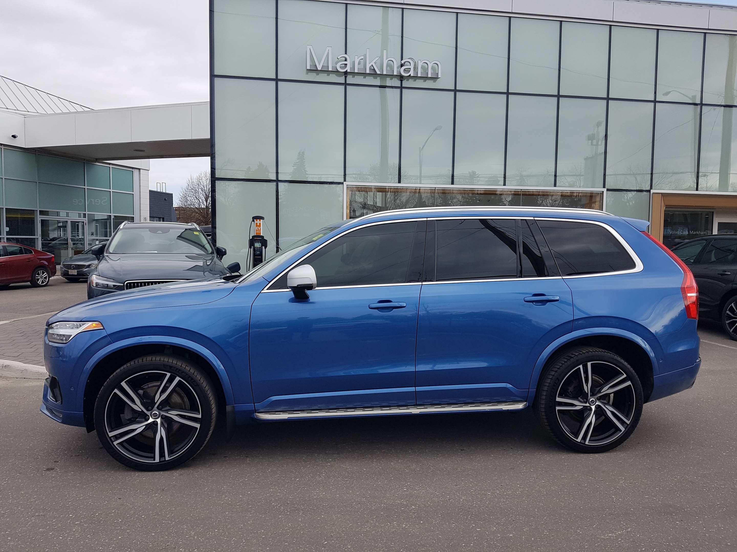 2018 Volvo XC90 T6 AWD R-Design alt 2