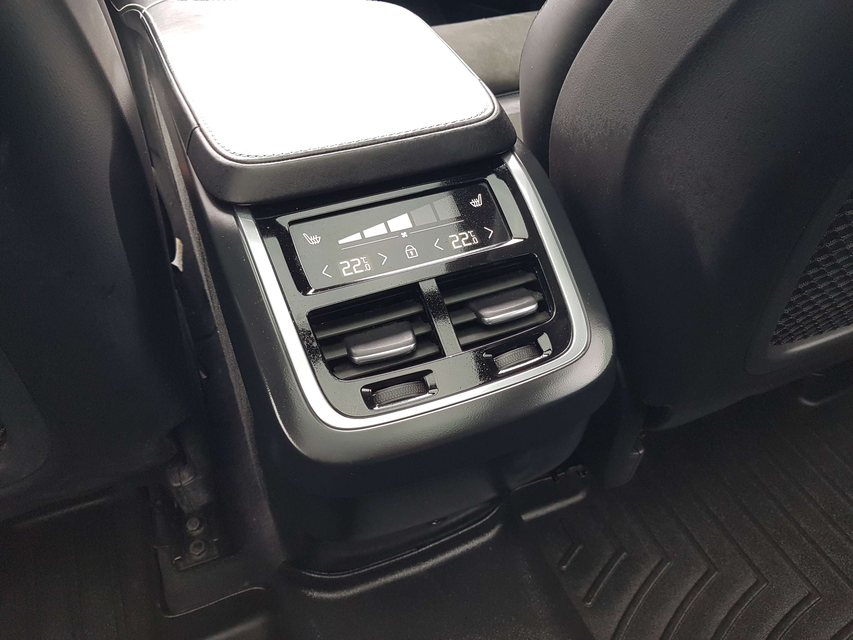 2018 Volvo XC90 T6 AWD R-Design thumb 25