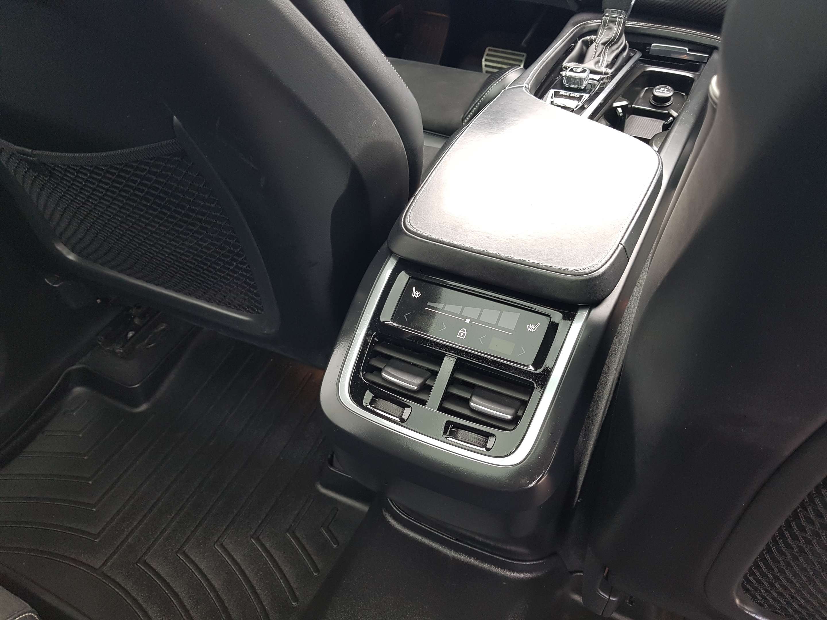 2018 Volvo XC90 T6 AWD R-Design thumb 18