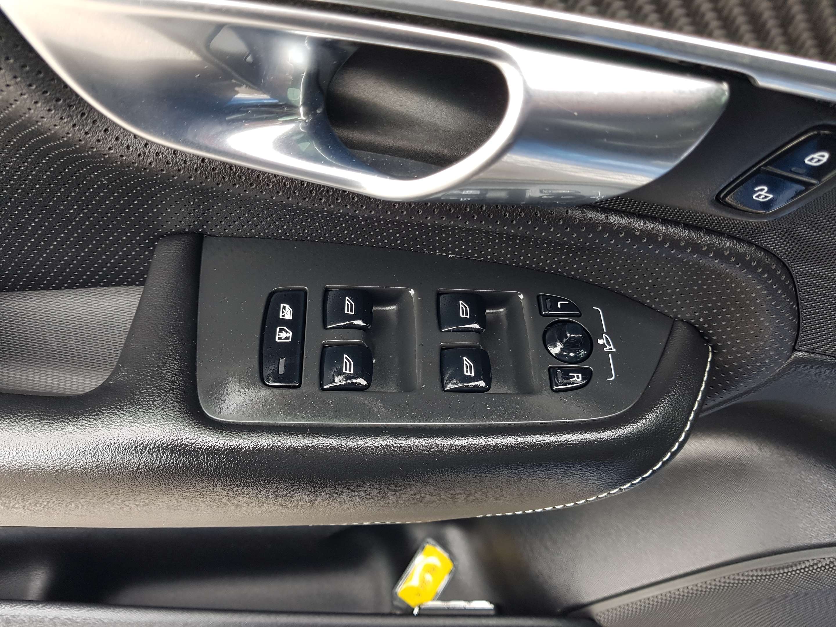 2018 Volvo XC90 T6 AWD R-Design thumb 39
