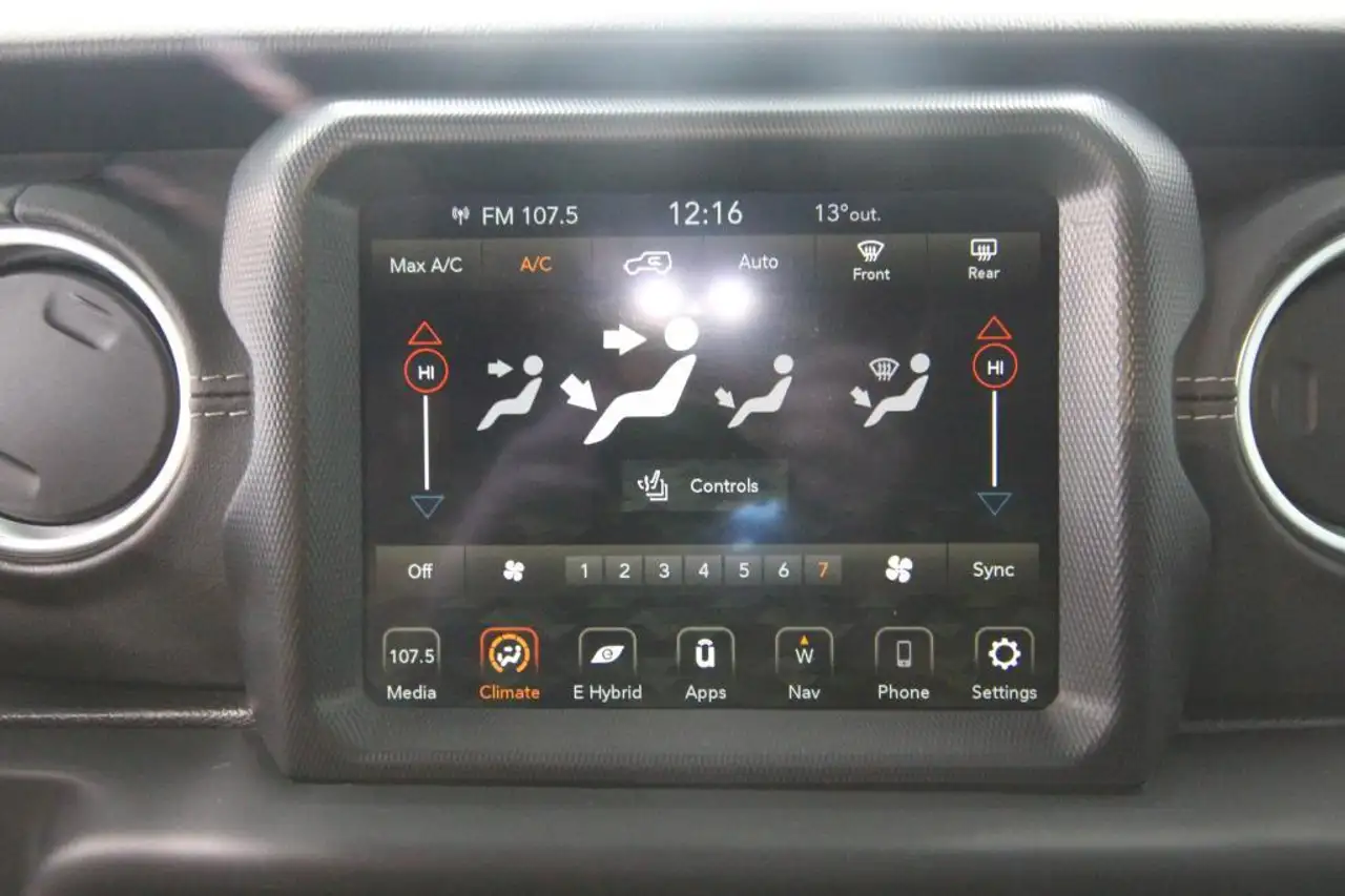 Jeep Wrangler снимка Jeep Wrangler