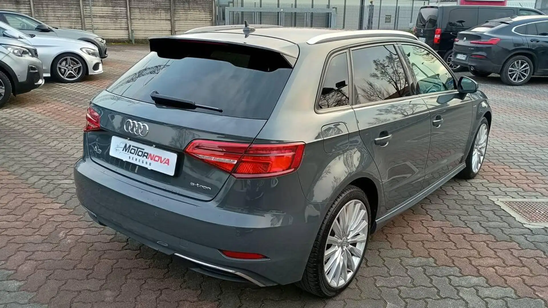 Audi A3 A3 Sportback 1.4 tfsi e-tron s-tronic S-line Grau - 2