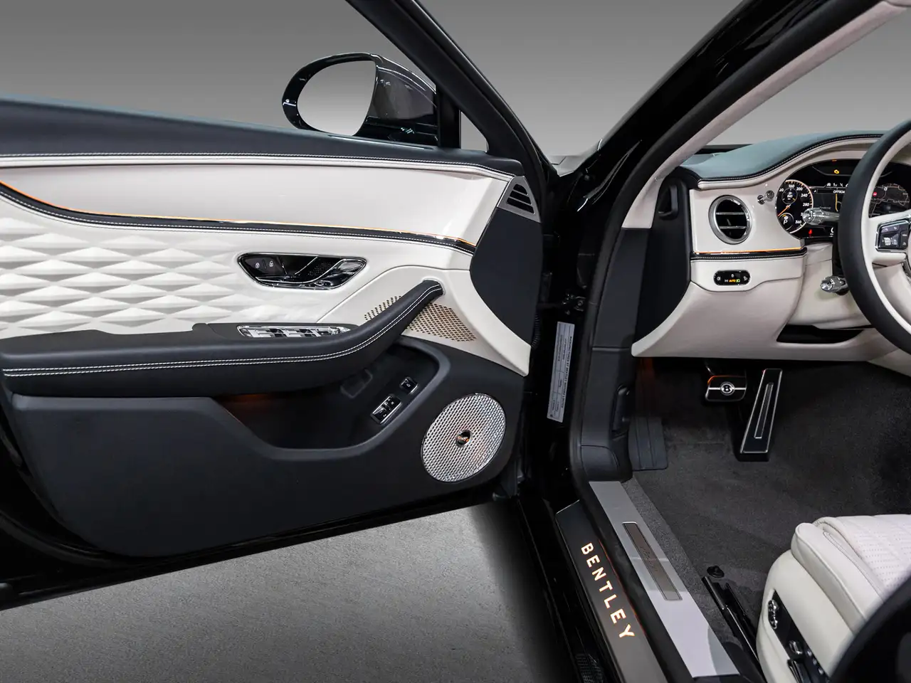 Bentley Flying Spur 2024 — фото 11