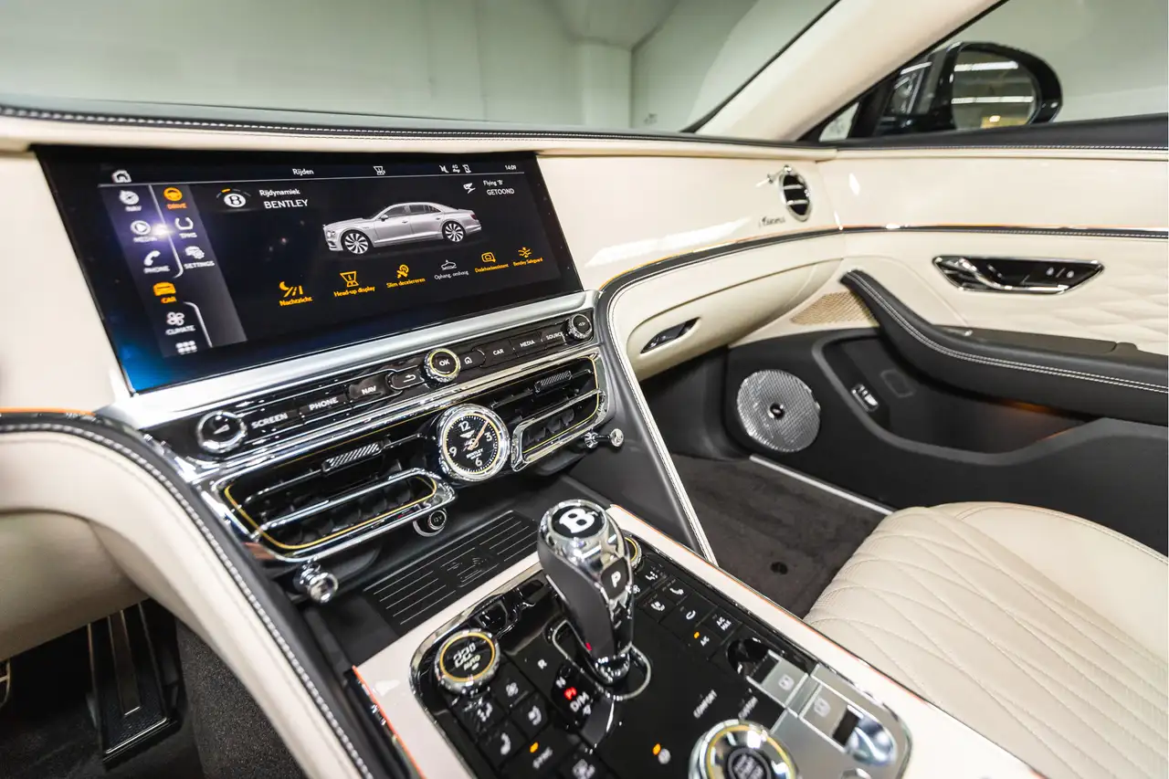 Bentley Flying Spur 2024 — фото 14