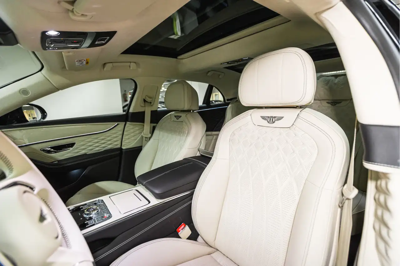 Bentley Flying Spur 2024 — фото 13