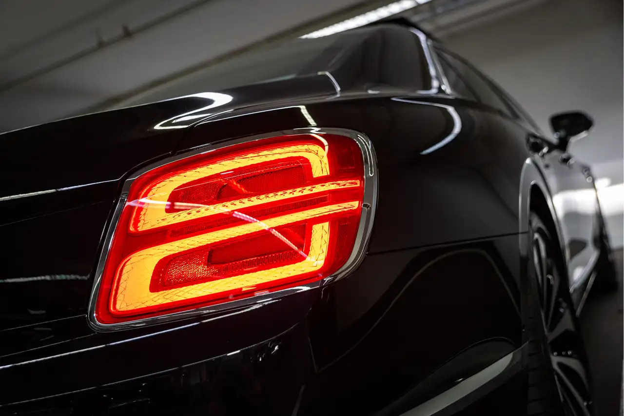 Bentley Flying Spur 2024 — фото 10