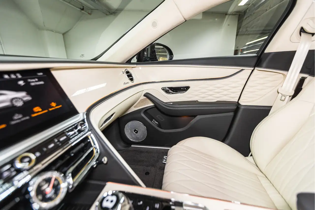 Bentley Flying Spur 2024 — фото 15