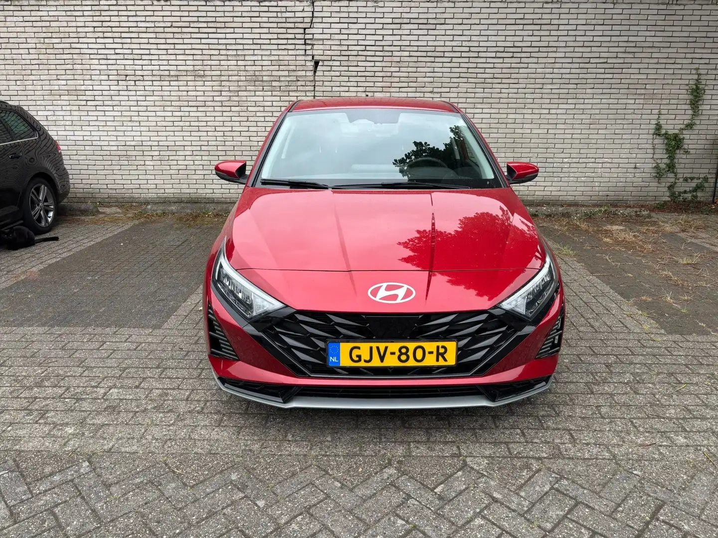 Hyundai i20 1.0 T-GDI Premium 5 maanden oud met trekhaak Rood - 1