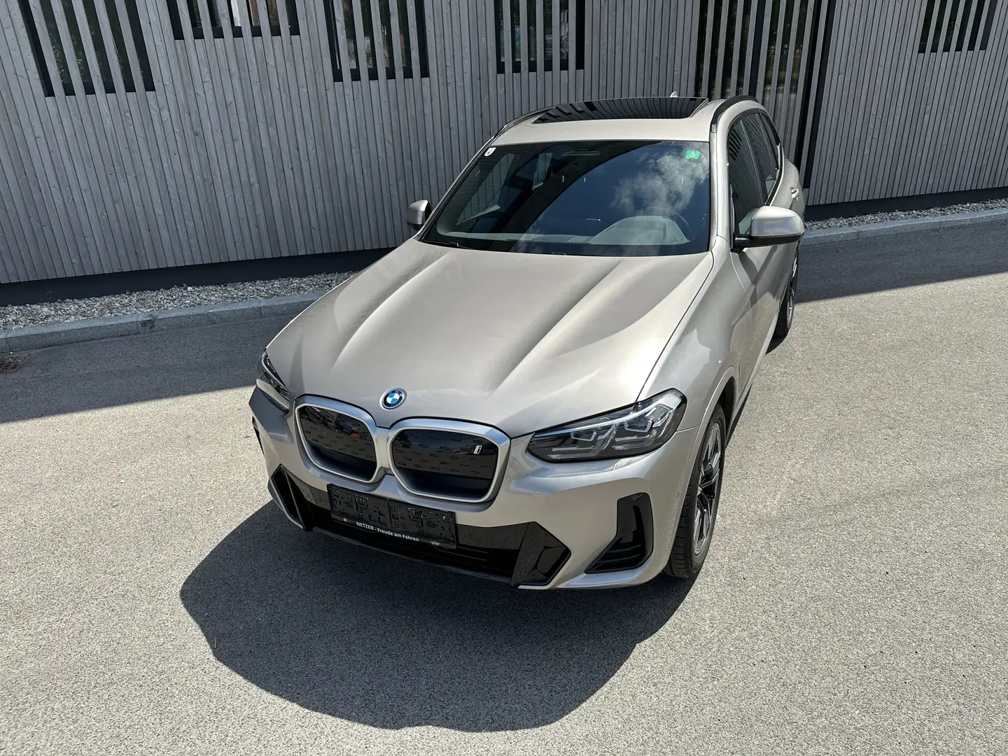 BMW iX3 M Sport 73,8kWh *1.Besitz, Driving Assistent Pro* Šedá - 1