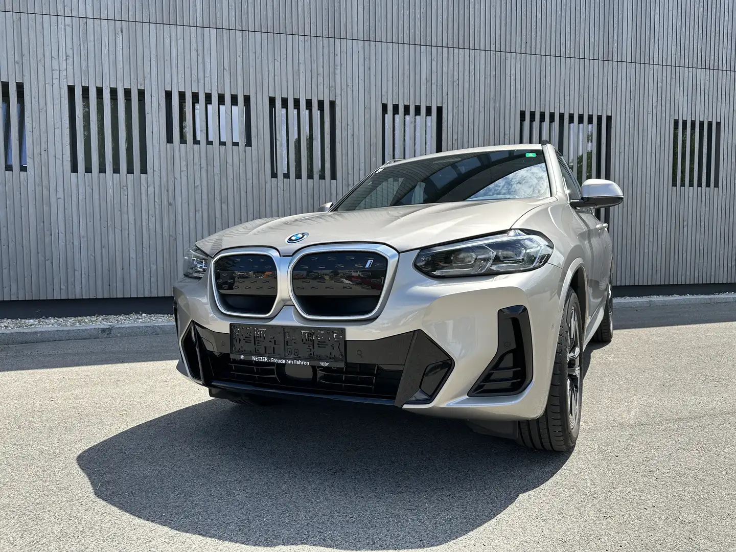 BMW iX3 M Sport 73,8kWh *1.Besitz, Driving Assistent Pro* Šedá - 2