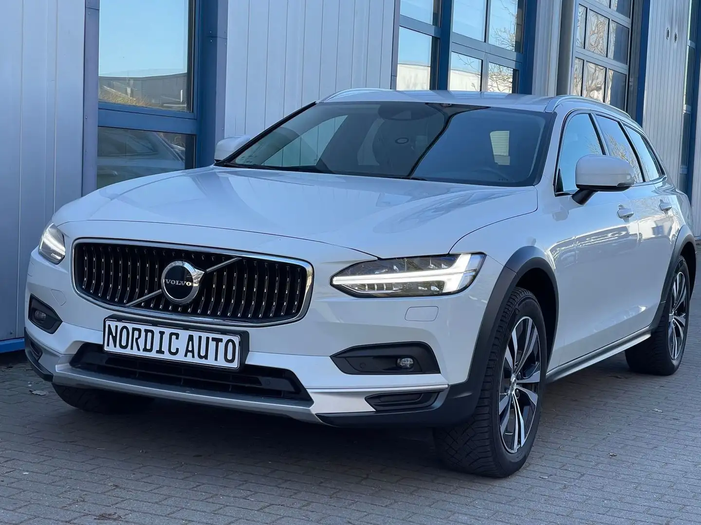 Volvo V90 Cross Country B4 Pro AWD+Kamera+HarmanKardon+AHK+StandH+Keyless Alb - 1