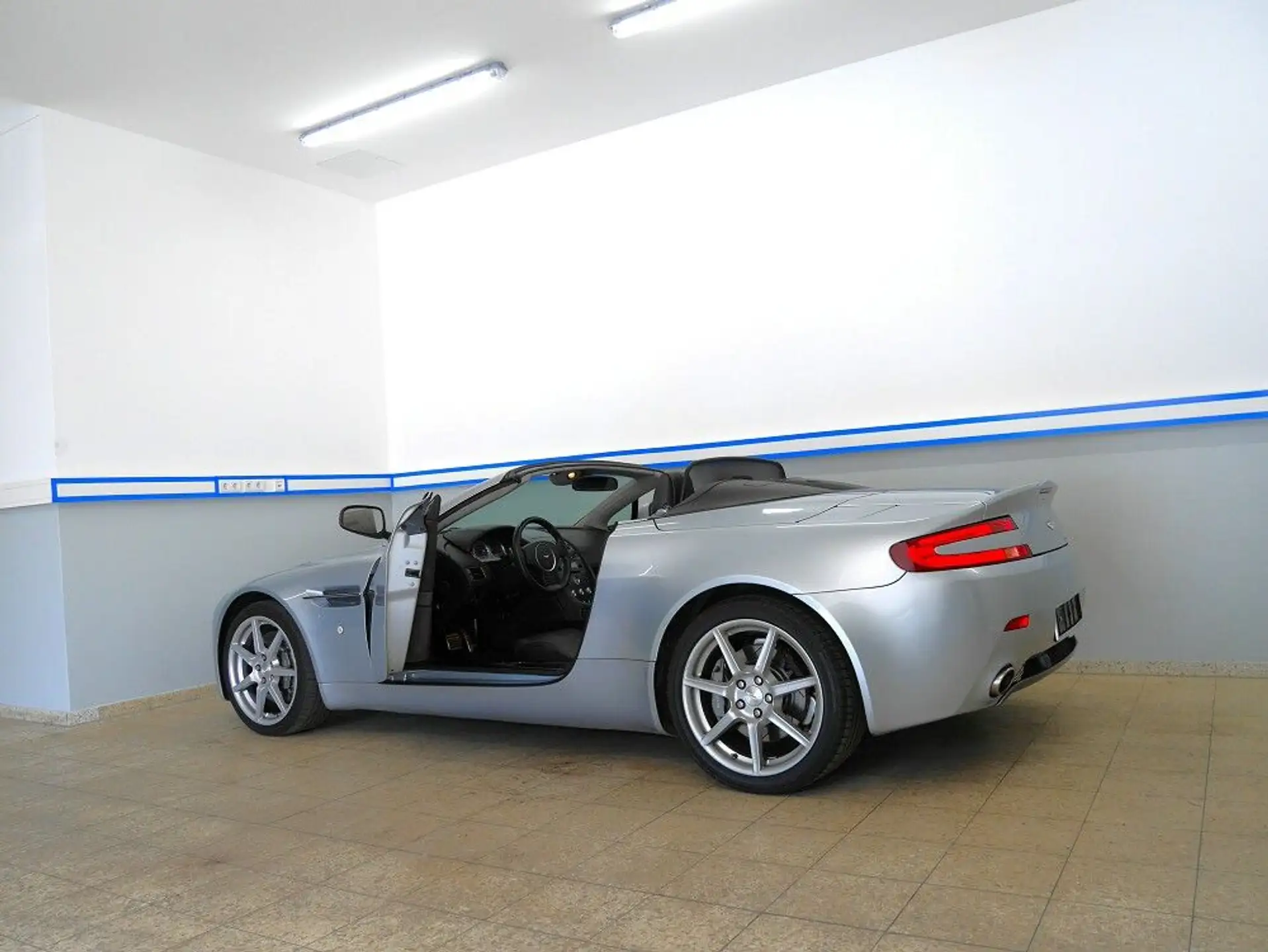 애스턴마틴 V8 2008 은색 사진 7