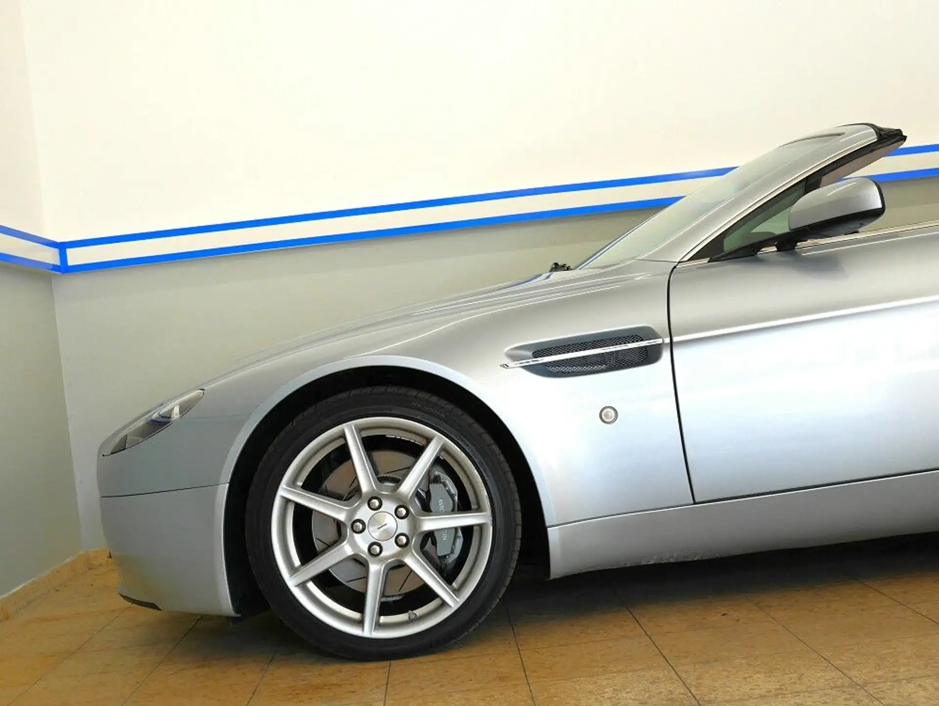 애스턴마틴 V8 2008 은색 사진 5