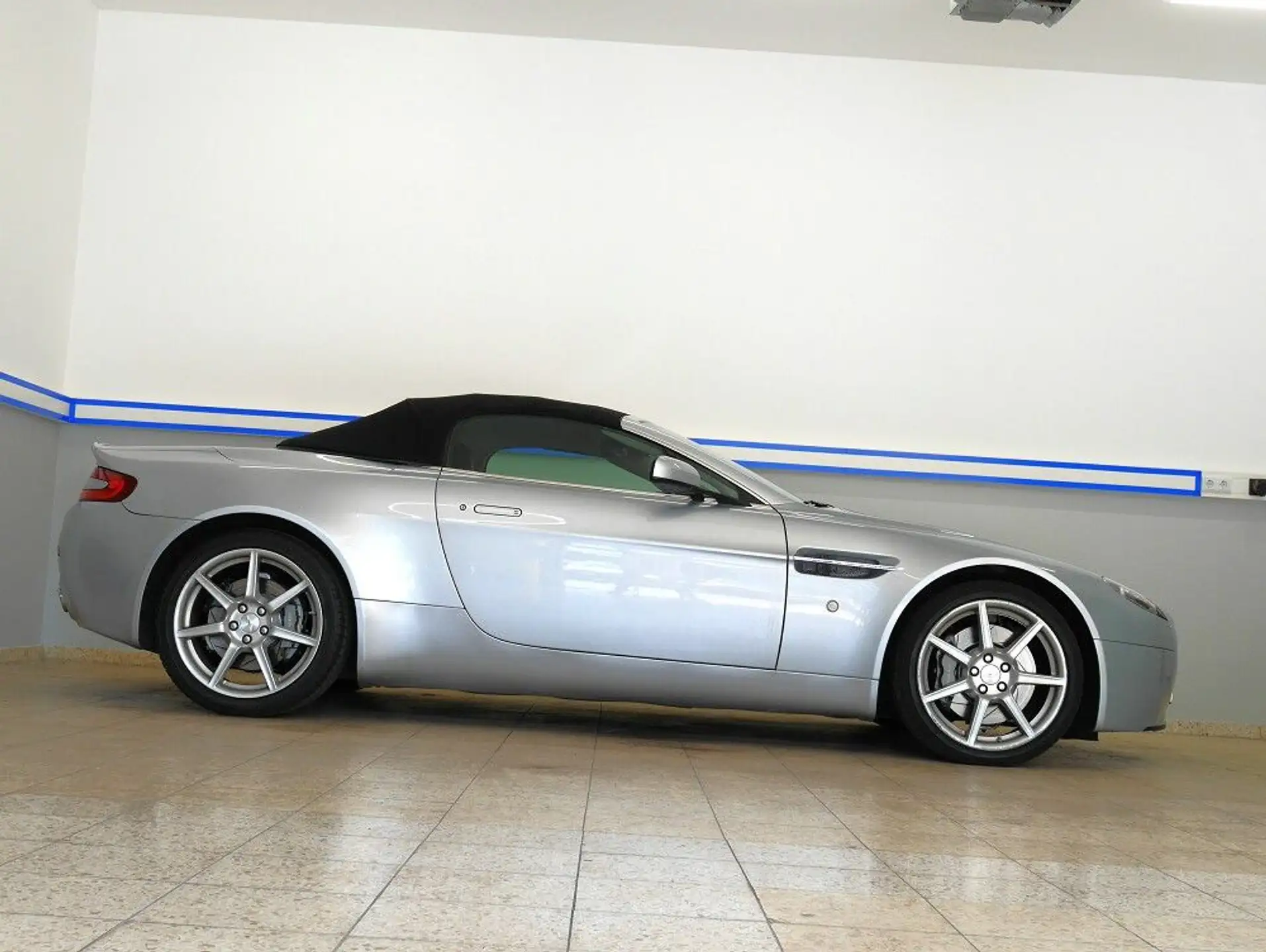 애스턴마틴 V8 2008 은색 사진 3