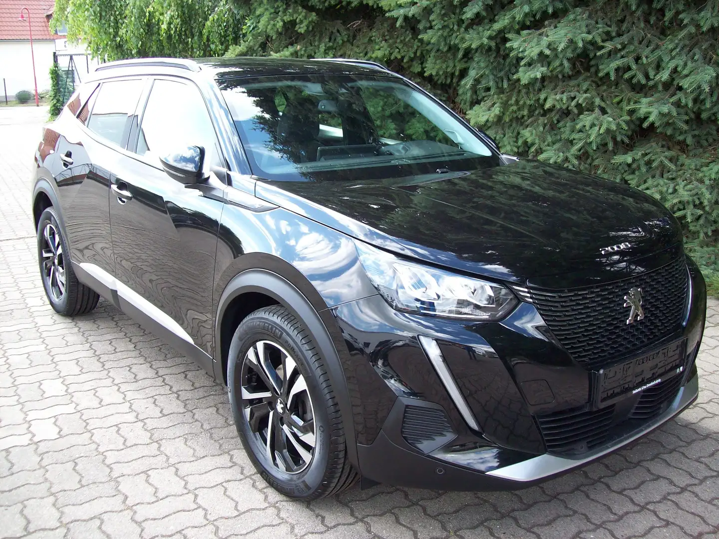 Peugeot 2008 PureTech 130 Allure Schwarz - 2