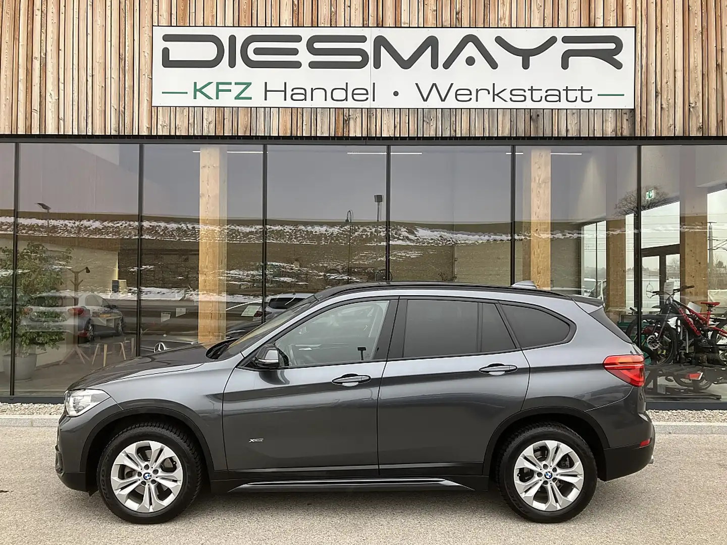 BMW X1 xDrive18d Sport Line Aut. LED Navi AHK Kamera M... Grau - 2