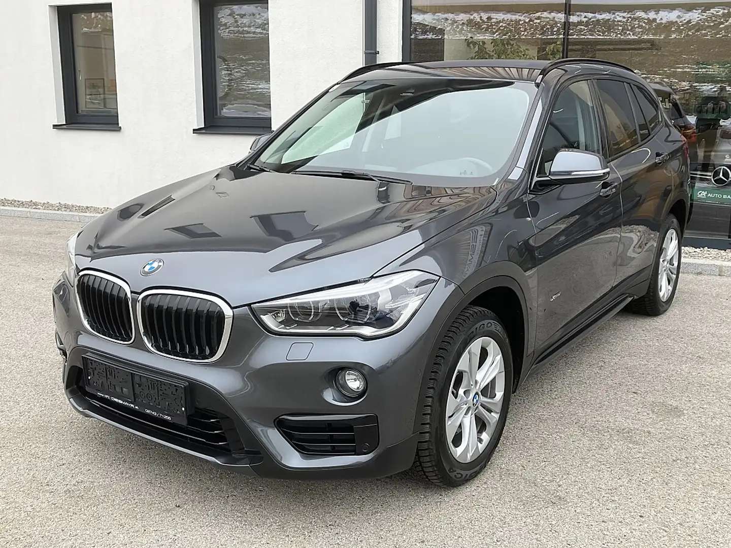 BMW X1 xDrive18d Sport Line Aut. LED Navi AHK Kamera M... Grau - 1