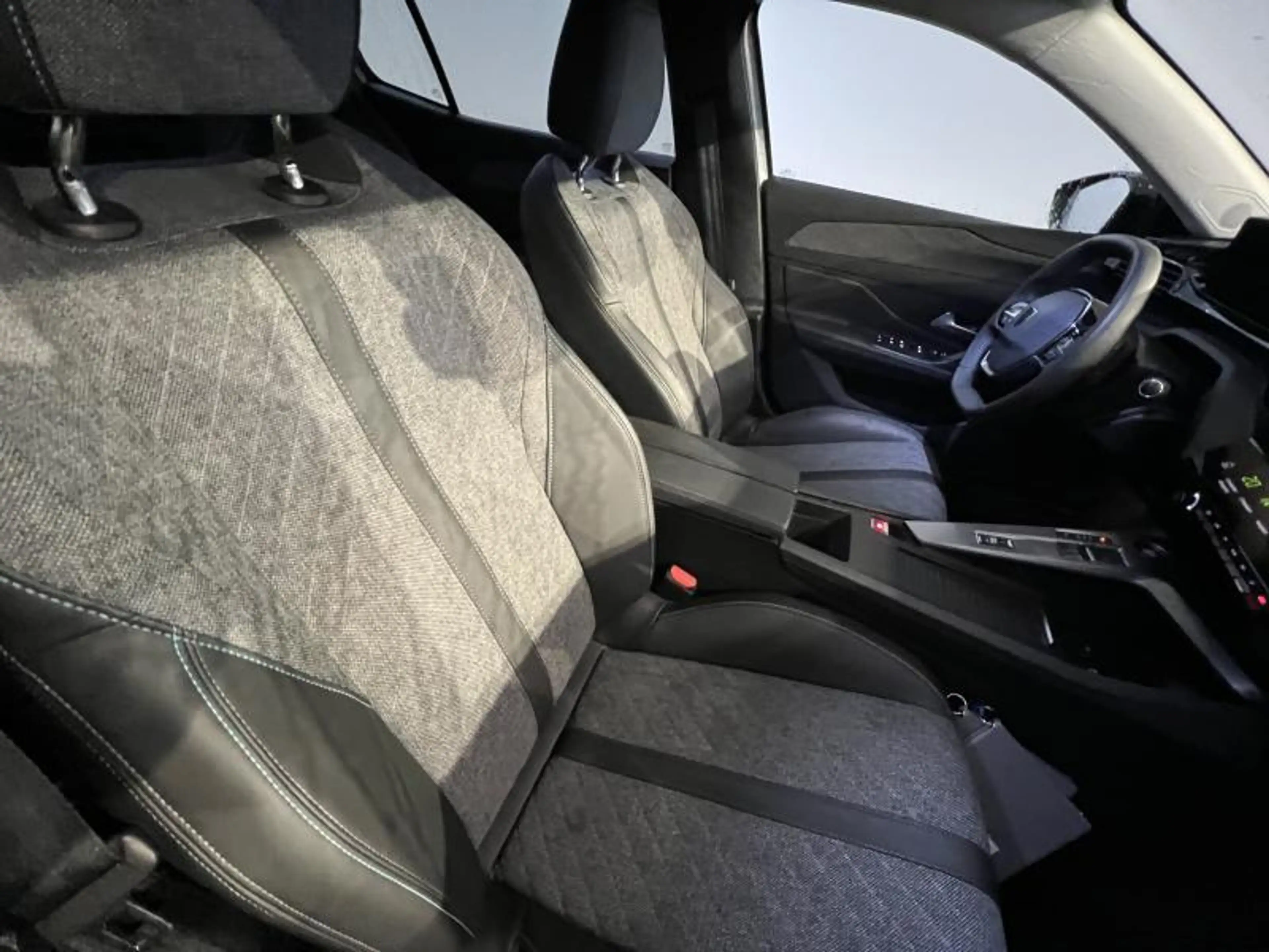 Peugeot 408 HYBRIDE e-DCS6 ALLURE — photo 13