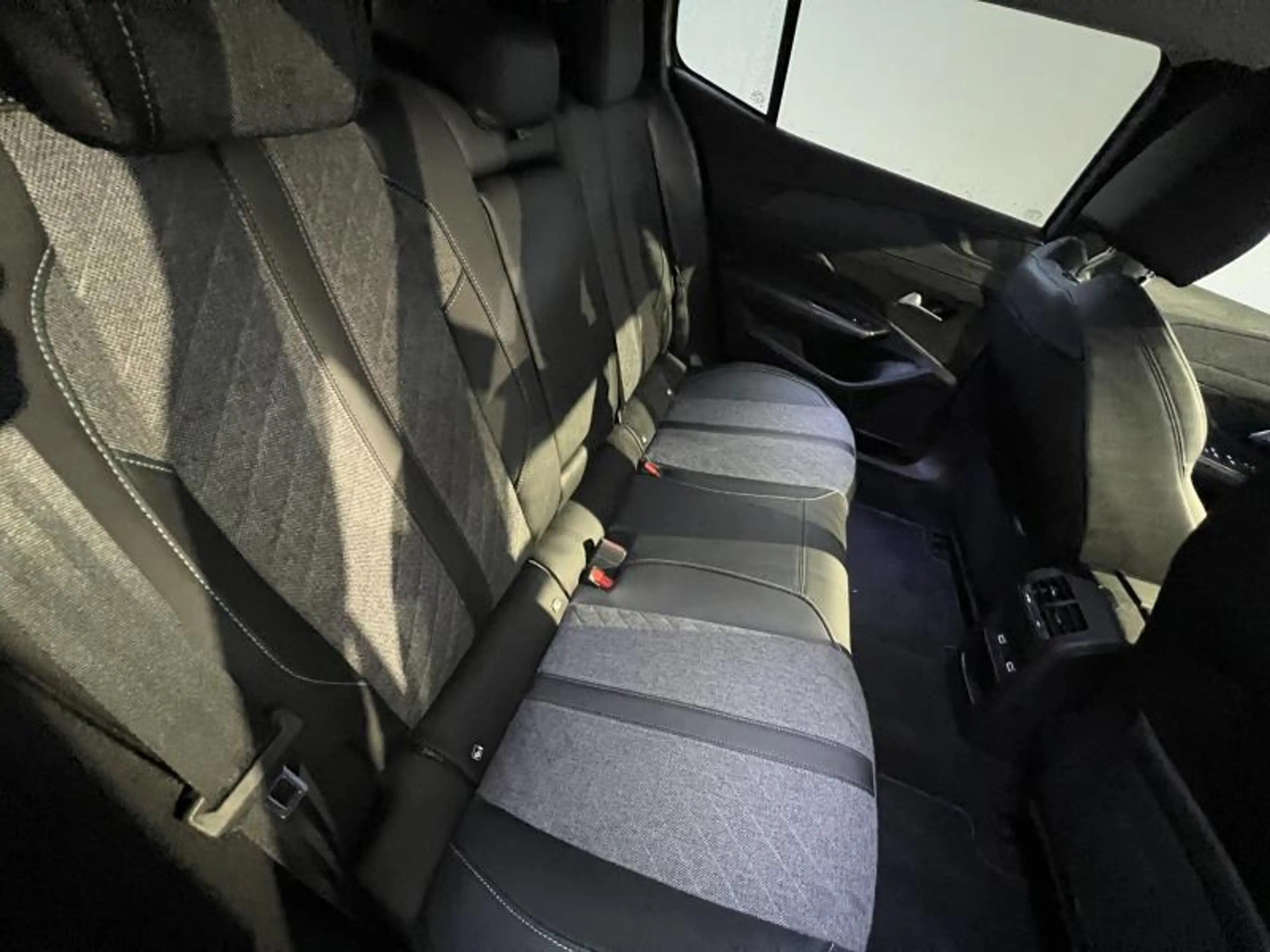 Peugeot 408 HYBRIDE e-DCS6 ALLURE — photo 12