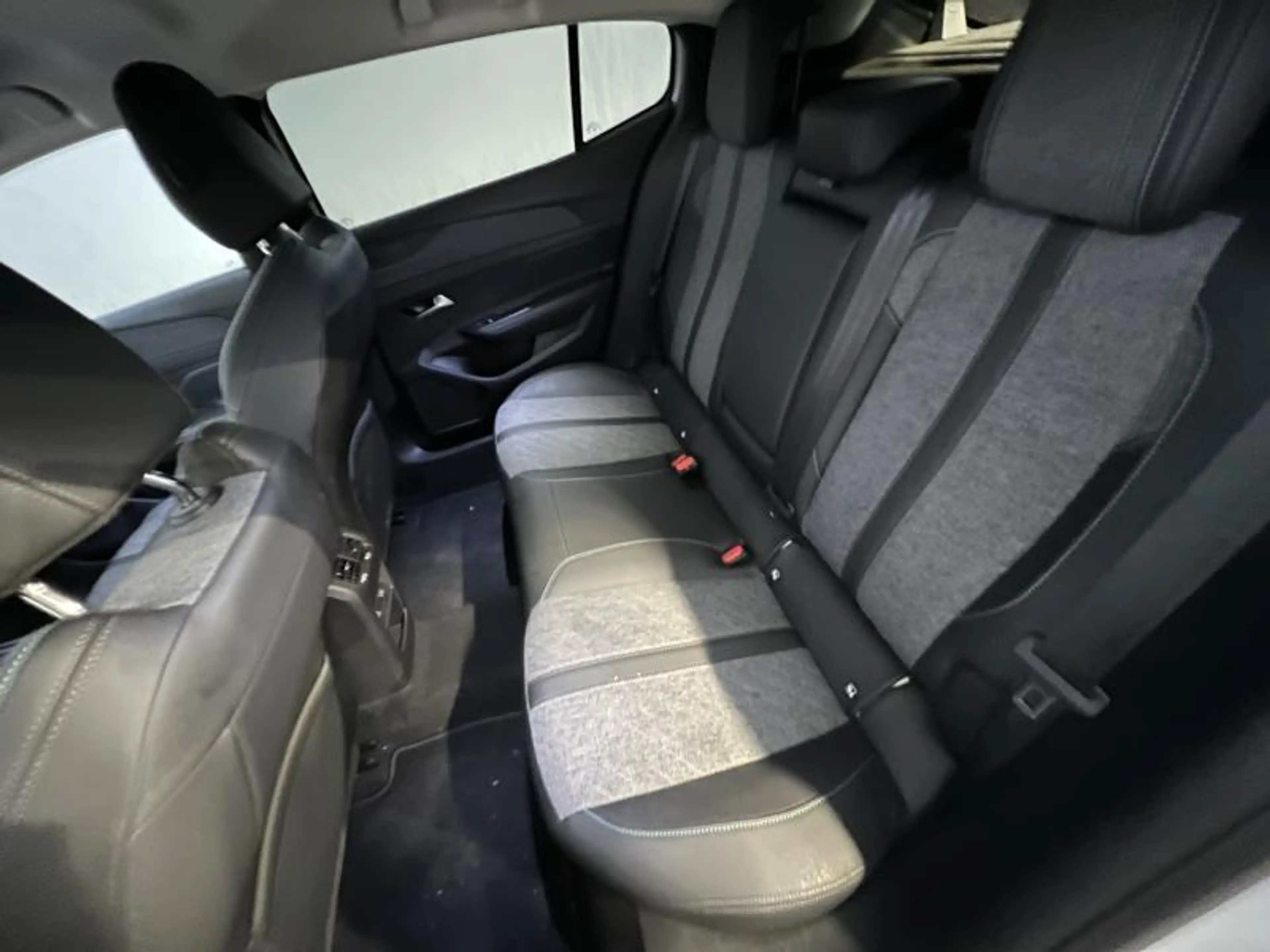 Peugeot 408 HYBRIDE e-DCS6 ALLURE — photo 9