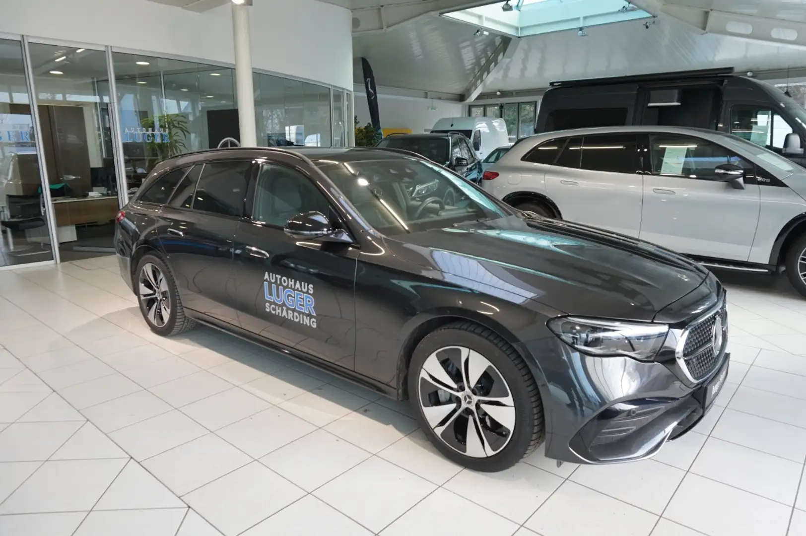Mercedes-Benz E 300 de 4MATIC T-Modell AMG Pano Night AHK Grau - 1