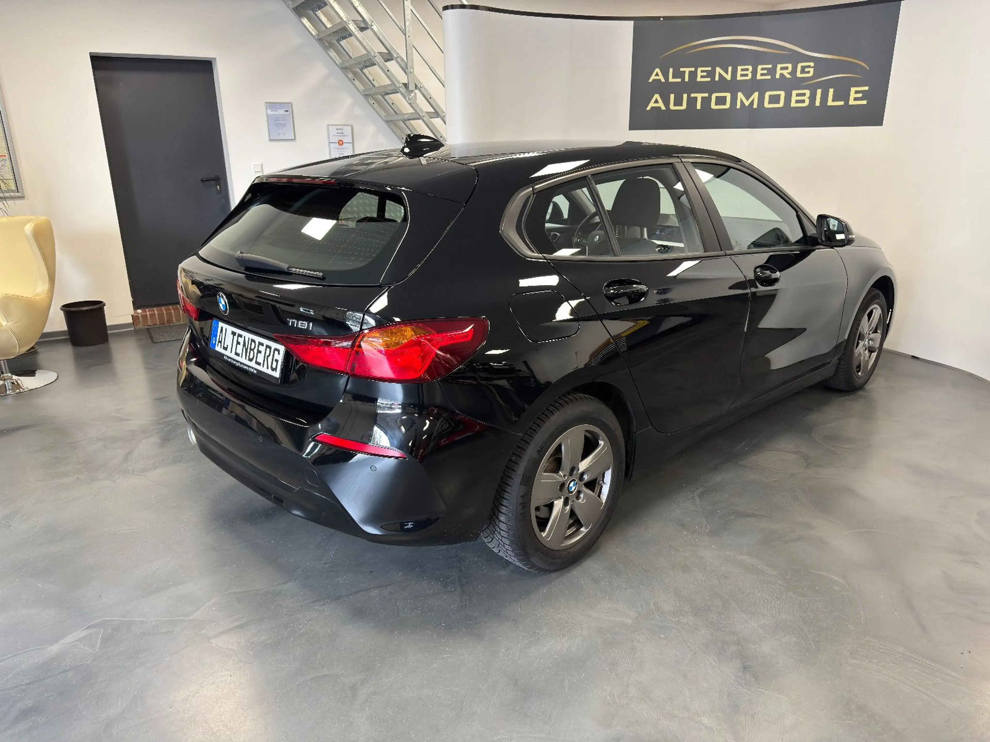 BMW 118 i Advantage Navi CarPlay DAB AHK PDC Sitzhzg — photo 4