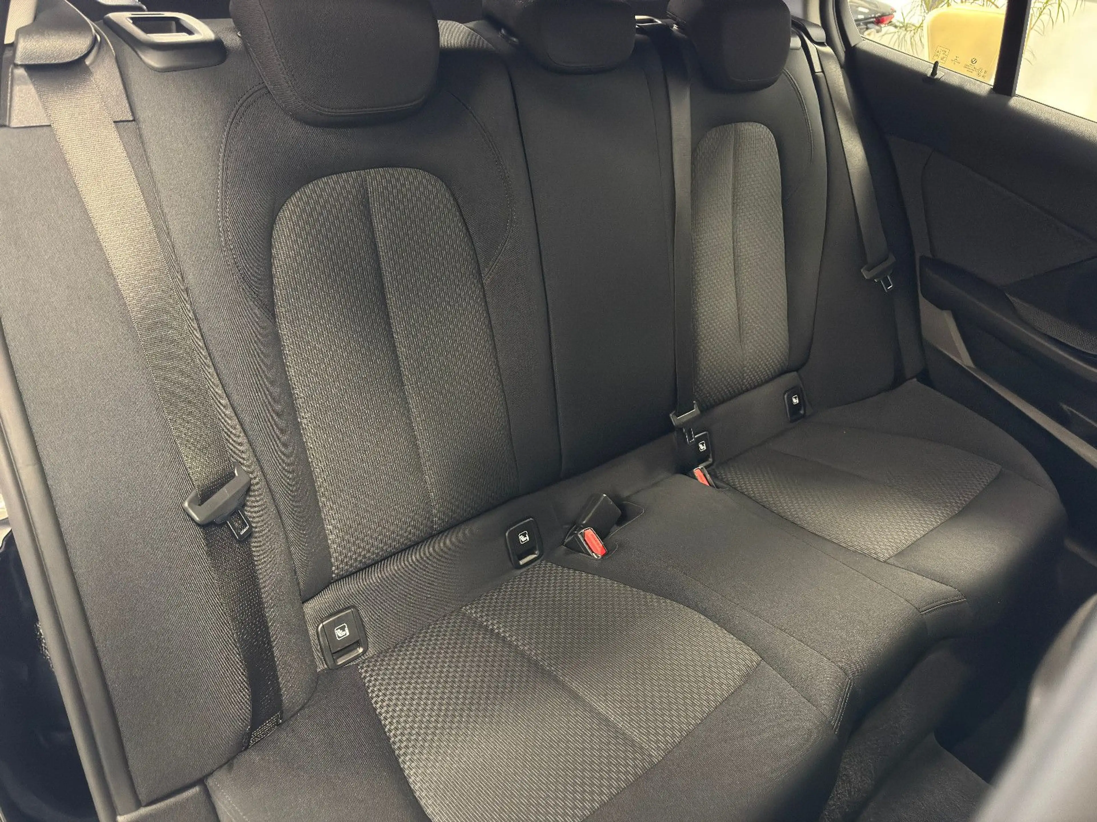 BMW 118 i Advantage Navi CarPlay DAB AHK PDC Sitzhzg — photo 9