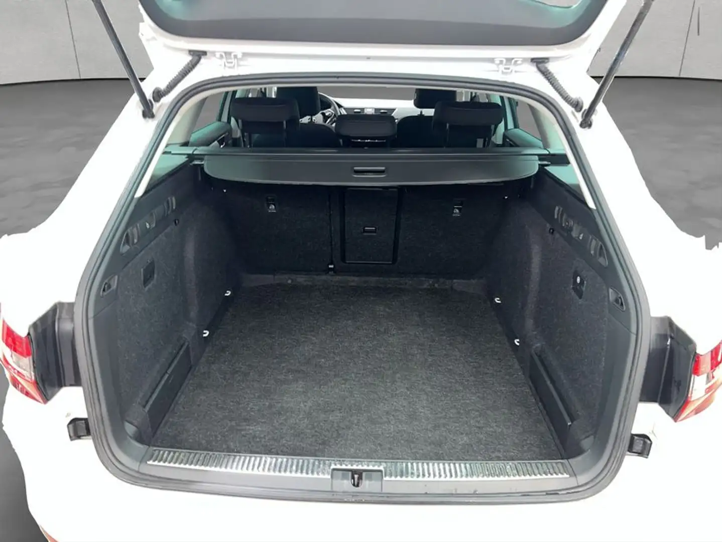 Skoda Superb Combi 1.5 TSI DSG Ambition 110 kW, 5-türig Weiß - 2