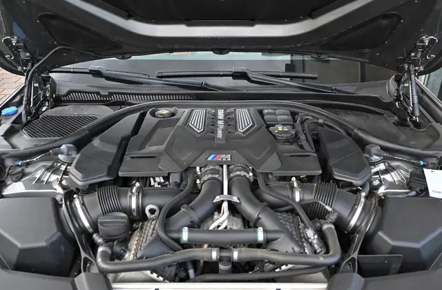 BMW M5 view 9