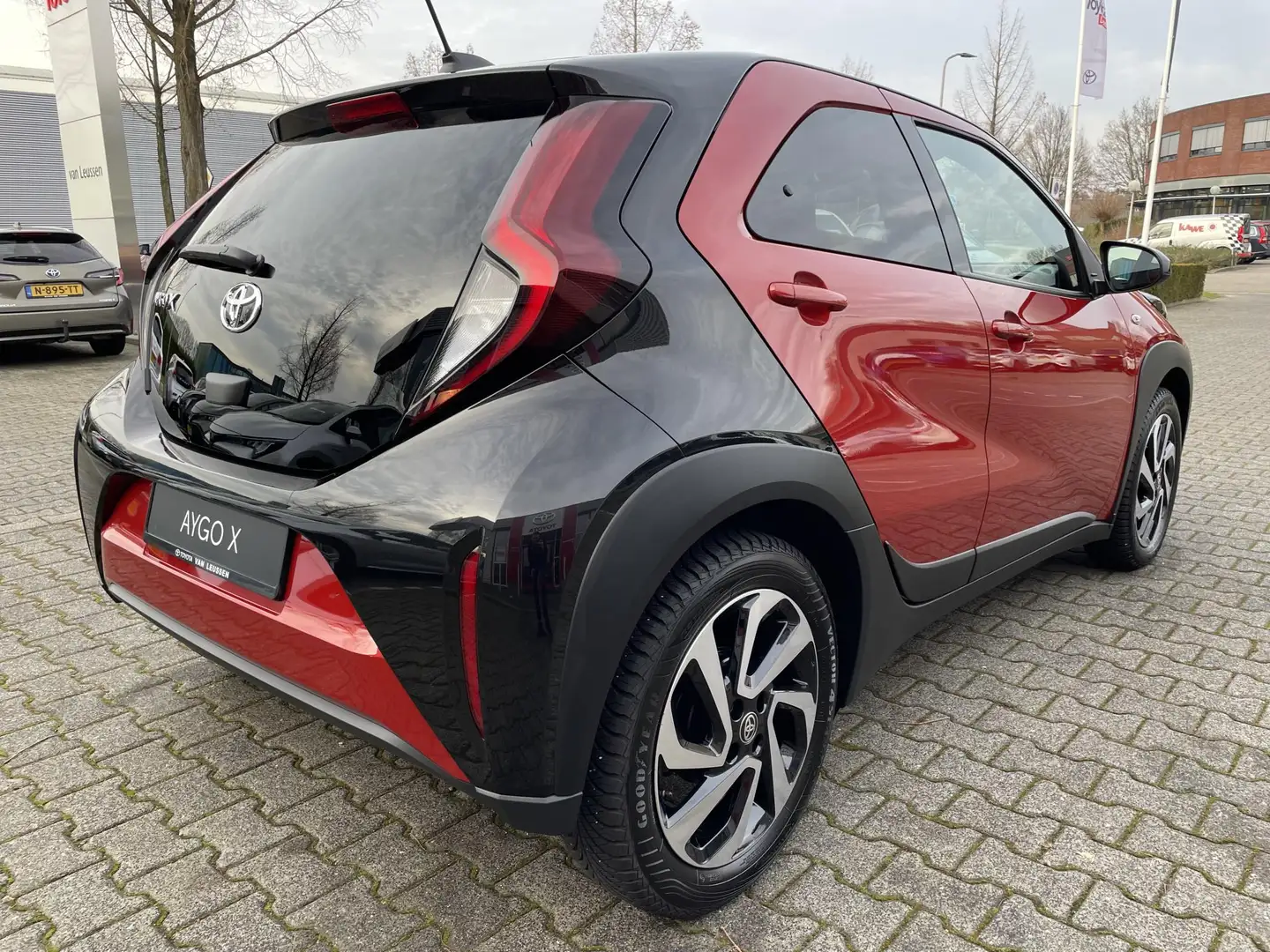 Toyota Aygo X MT ENVY STOELVERW ALL SEASON AIRCO APPLE/ANDROID C Rood - 2