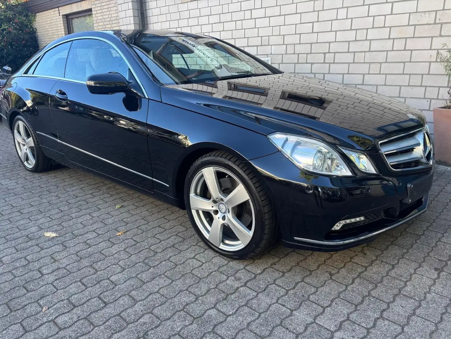 Mercedes-Benz E 350 CDI Coupe 1.Hd/LederGrau/Pano/AHK/Memory Schwarz - 1
