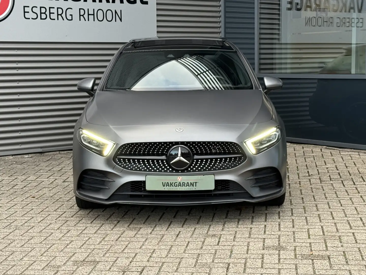 Mercedes-Benz A 250 e AMG AMG,PANO,MULTIBEAM,NIGHT,LEER,MEM STOELEN Grijs - 2