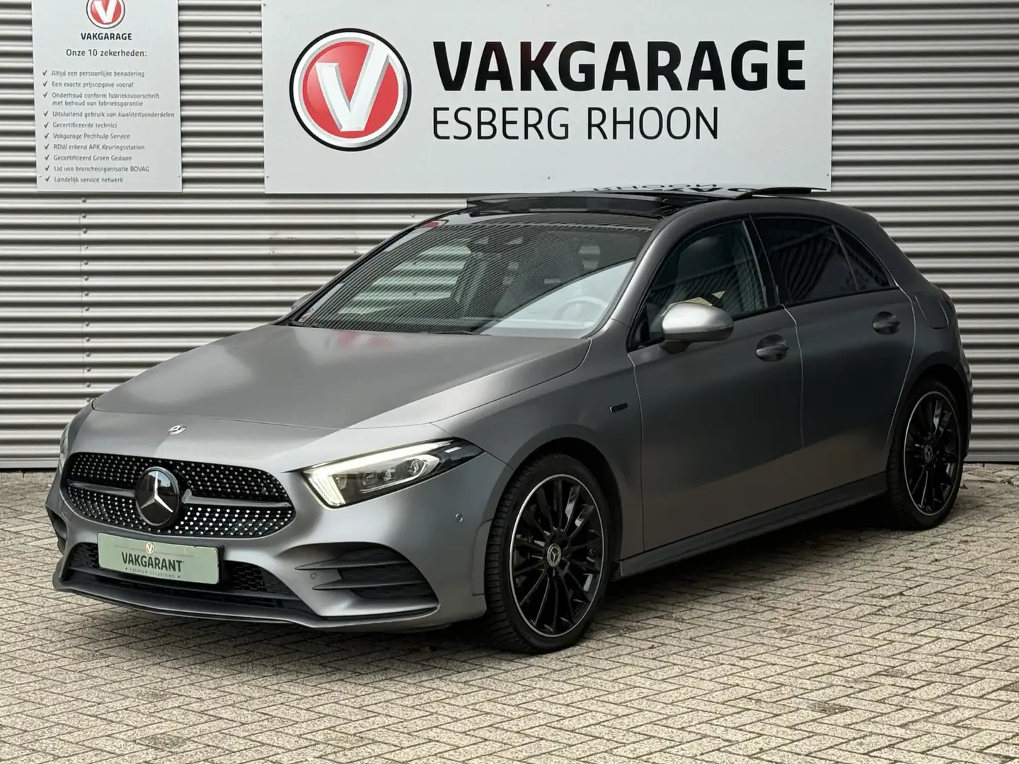 Mercedes-Benz A 250 e AMG AMG,PANO,MULTIBEAM,NIGHT,LEER,MEM STOELEN Grijs - 1