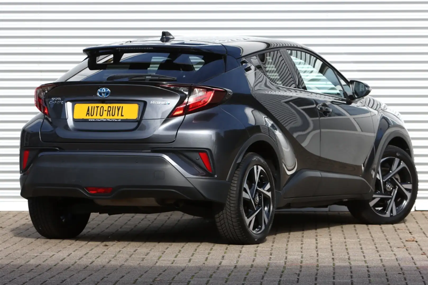 Toyota C-HR 1.8 Hybrid Bi-Tone Winter- +Safety-pakket Grijs - 2