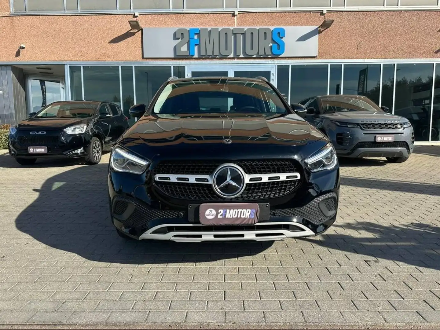 Mercedes-Benz GLA 180 180d Business Extra "PROMO" Schwarz - 2