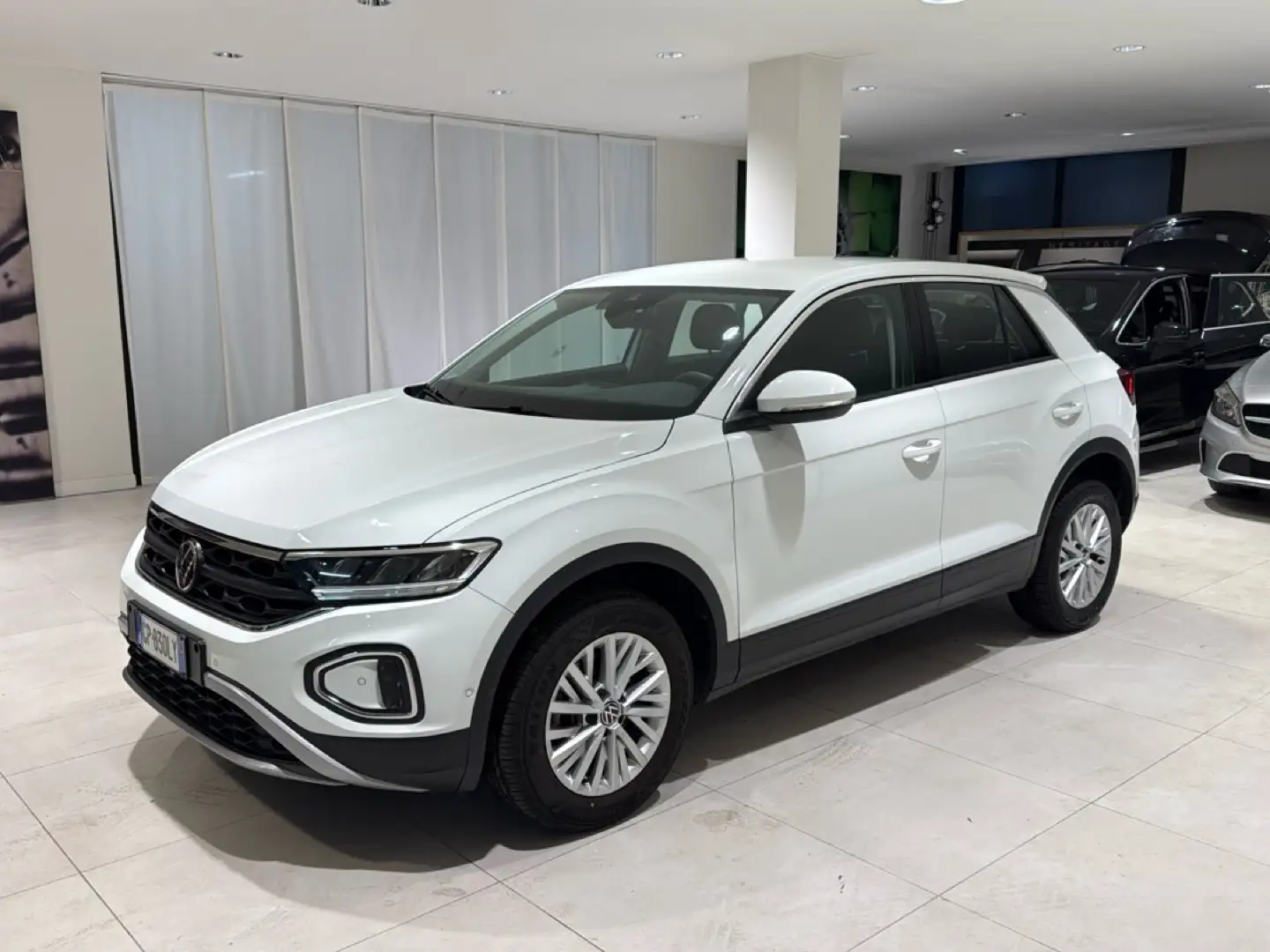Volkswagen T-Roc 1.0 TSI 110cv Fari LED CarPlay\AndroidAuto Virtual Bianco - 1