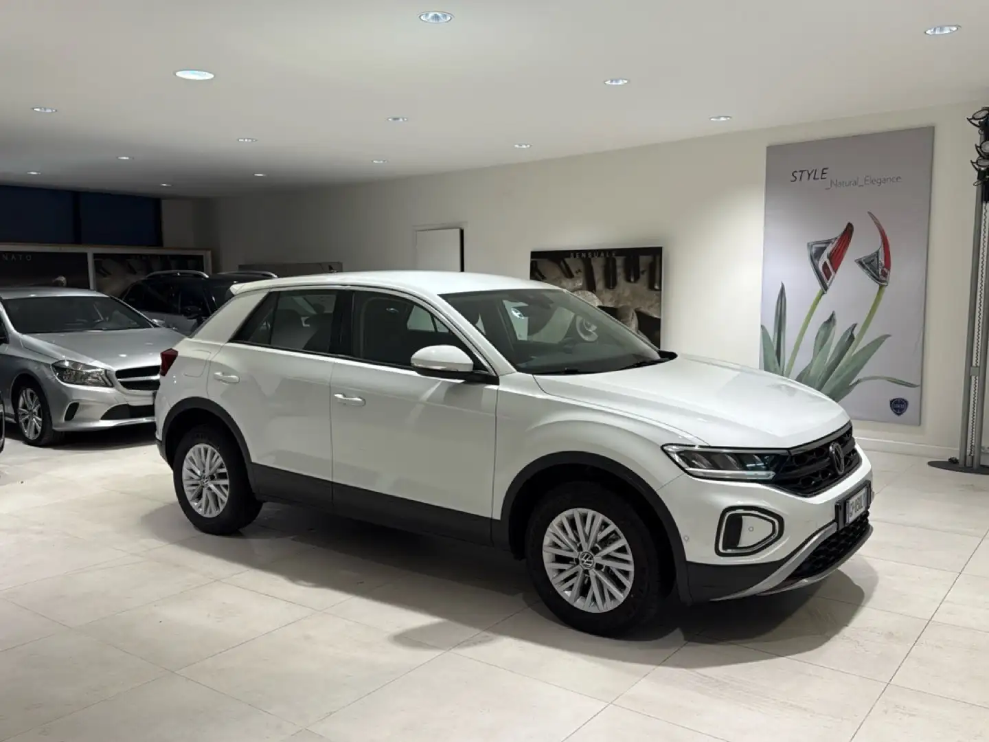 Volkswagen T-Roc 1.0 TSI 110cv Fari LED CarPlay\AndroidAuto Virtual Bianco - 2