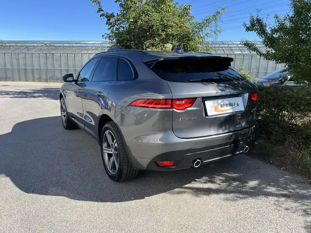 Jaguar F-Pace view 6