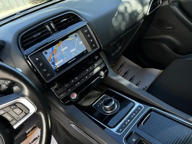 Jaguar F-Pace view 10