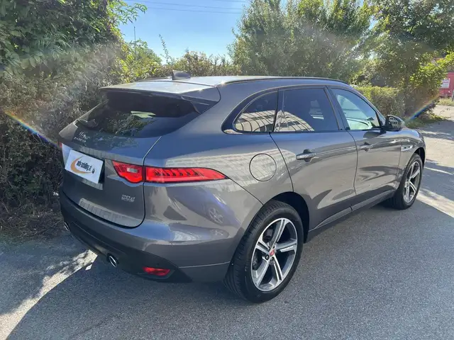 Jaguar F-Pace view 3
