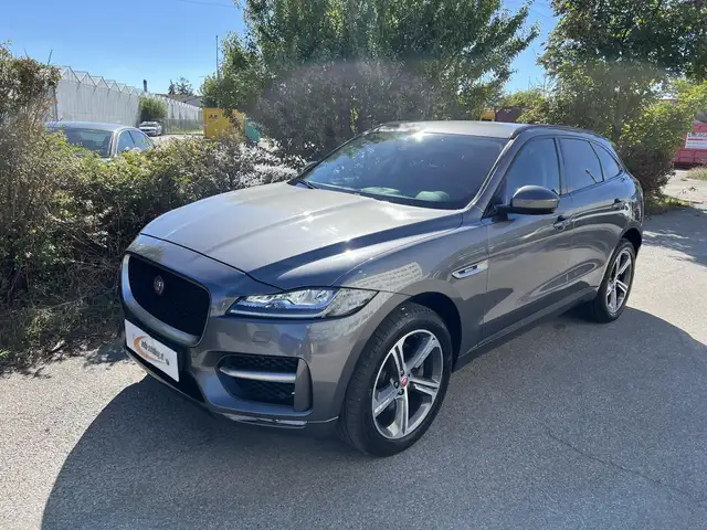 Jaguar F-Pace view 4