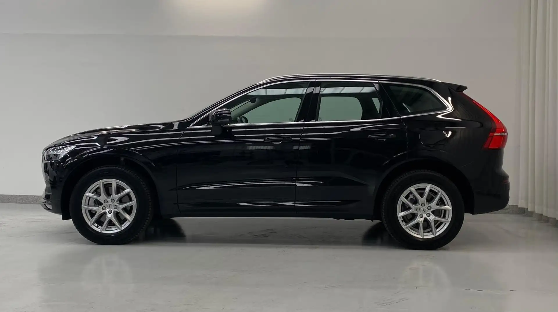 Volvo XC60 2.0 b4 Momentum Pro awd auto Nero - 2