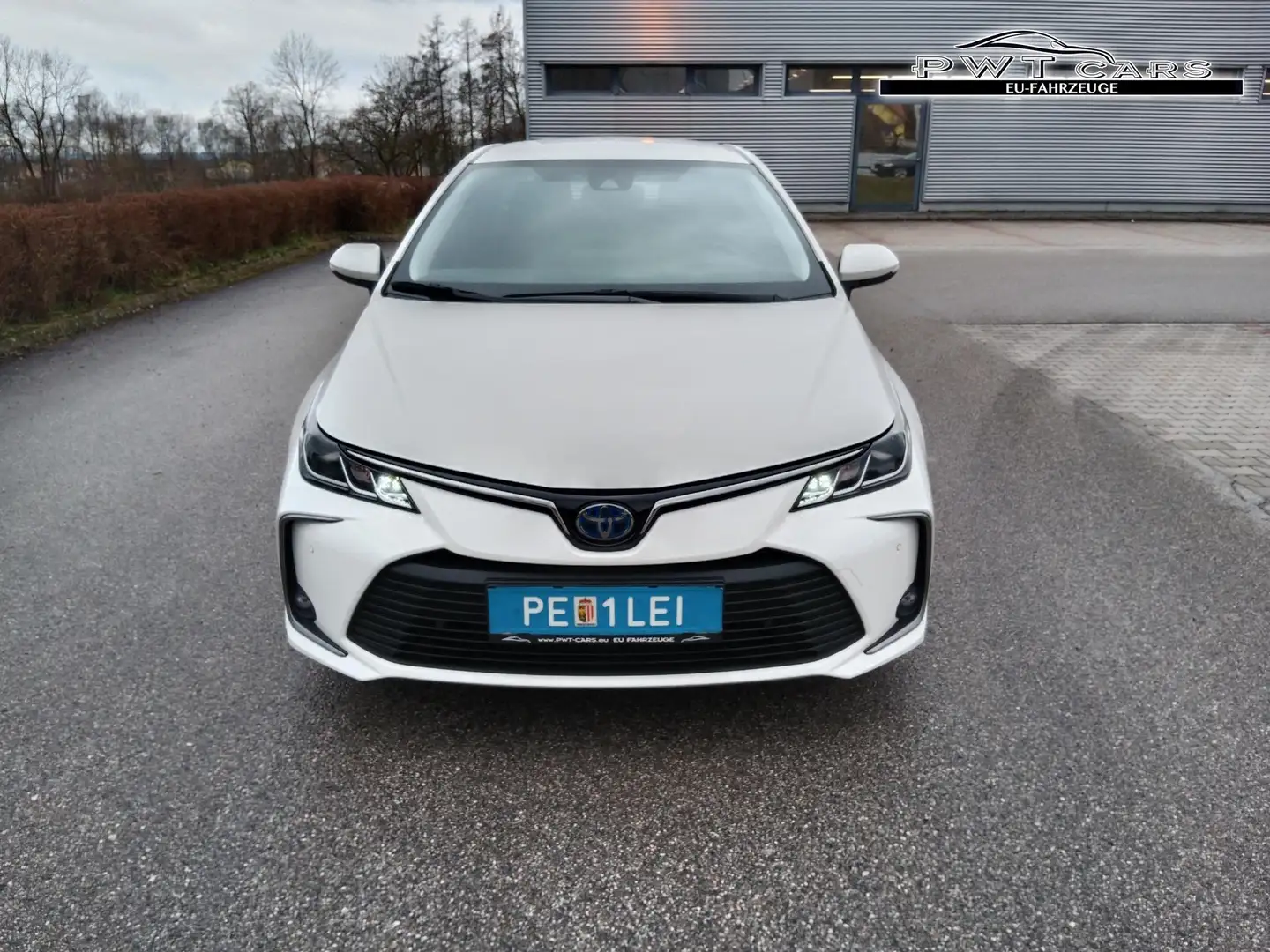 Toyota Corolla 1.8 Hybrid  122PS  Sofort Verfügbar Weiß - 2