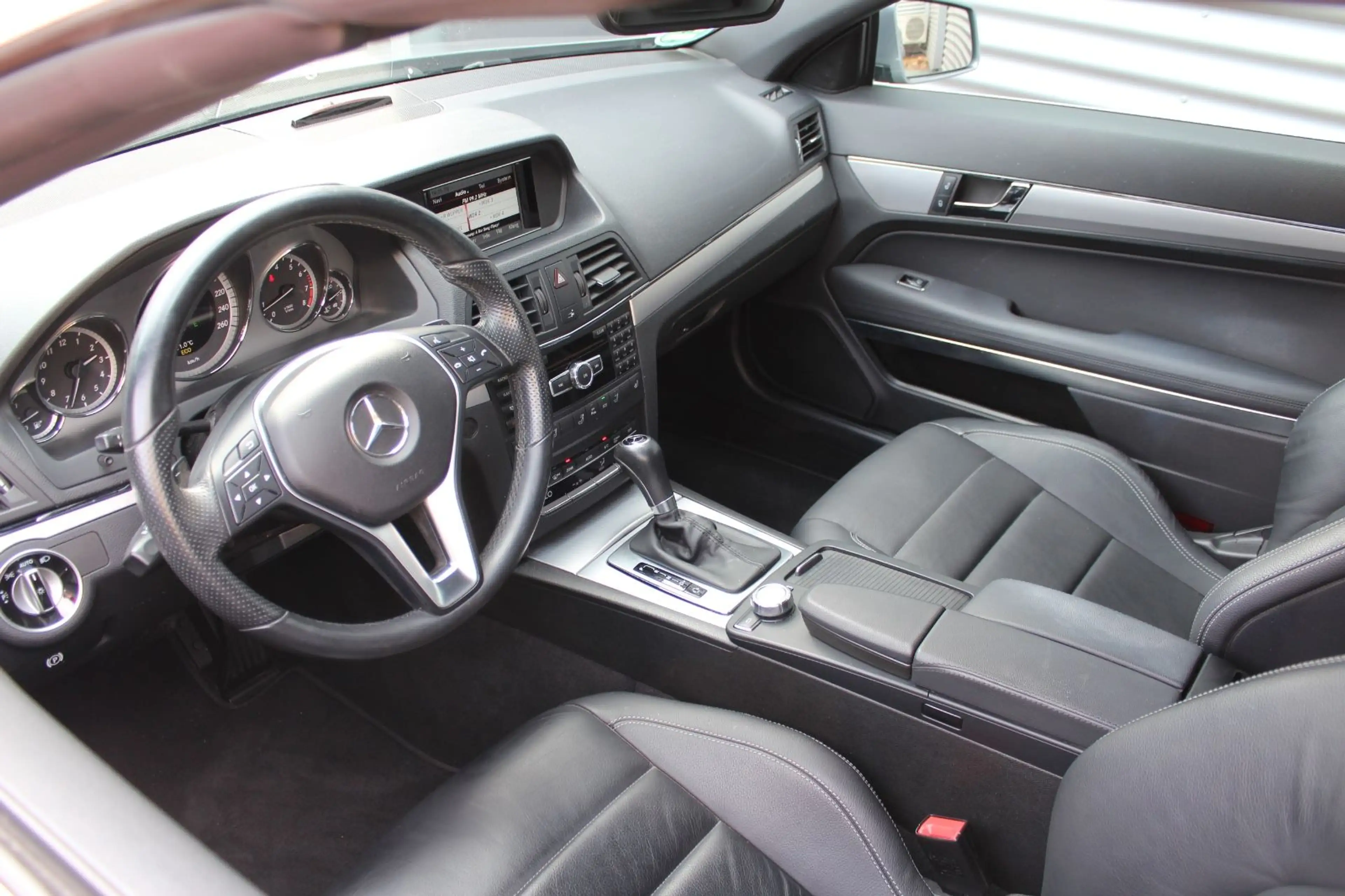Mercedes-Benz E 250 CABRIO AUTOMATIK KLIMA LEDER NAVI AHK 2.Hd — photo 4