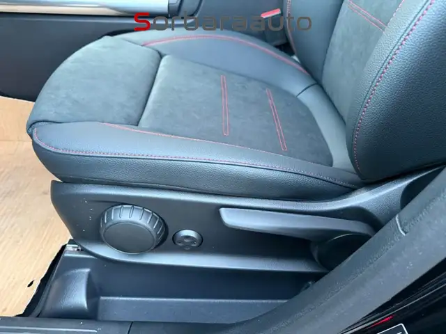Mercedes-Benz GLA view 27