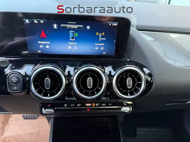 Mercedes-Benz GLA view 17